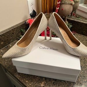 Calvin Klein 3 1/2 inch heeled Rona metallic natural and silver pump size 8.5